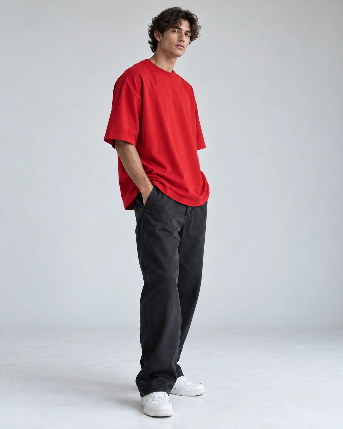 Иллюстративный образ: красная футболка oversize